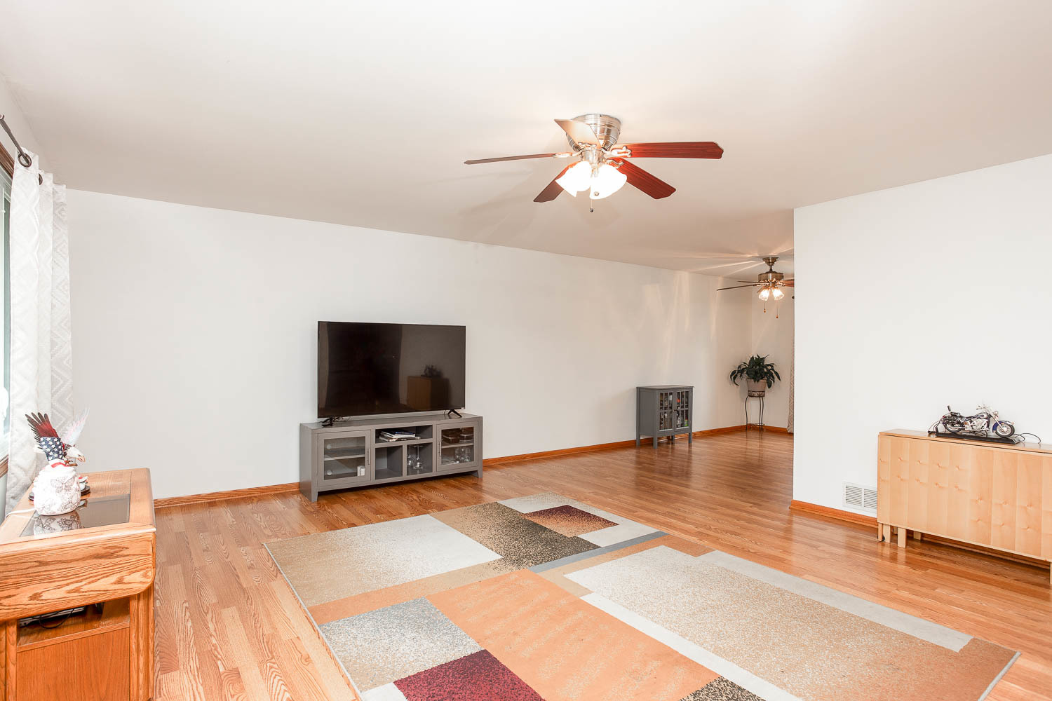 17936 Dekker Avenue Lansing, IL 60438 - Photo 15 of 35 a living room with furniture and a flat screen tv