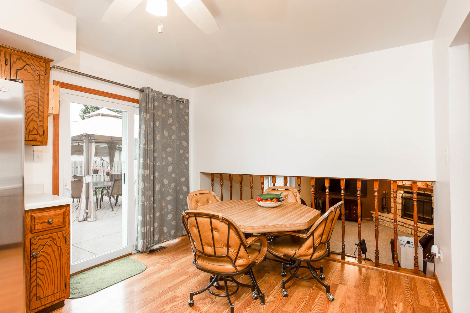 17936 Dekker Avenue Lansing, IL 60438 - Photo 18 of 35 a balcony with table and chairs