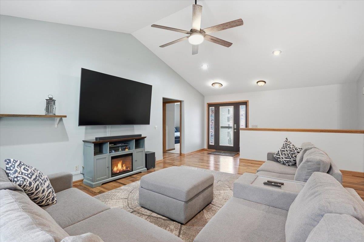 W9072 Hilltop Road Portage, WI 53901 - Photo 7 of 38