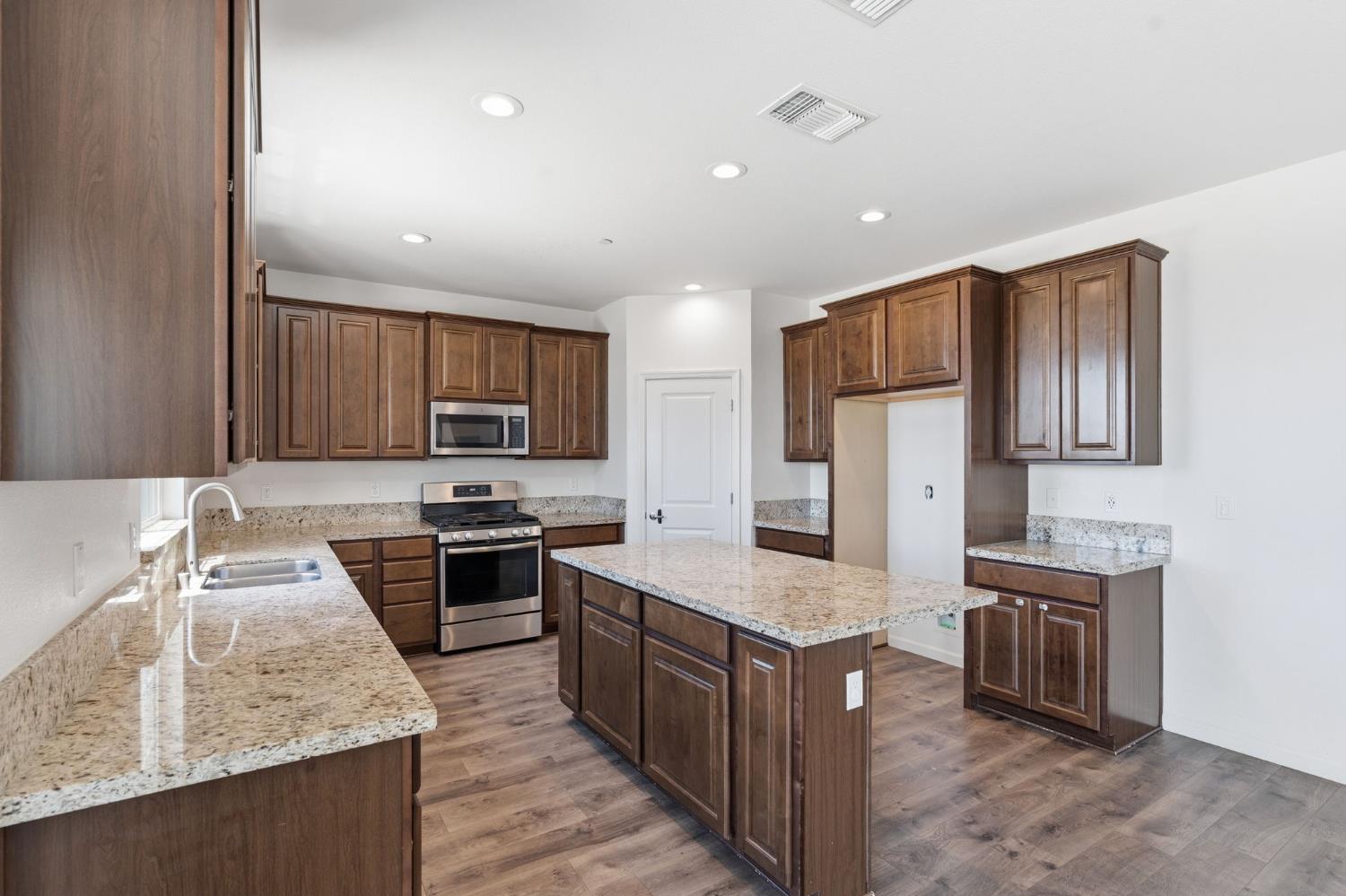4322 Hillside Road Madera, CA 93636 - Photo 12 of 67