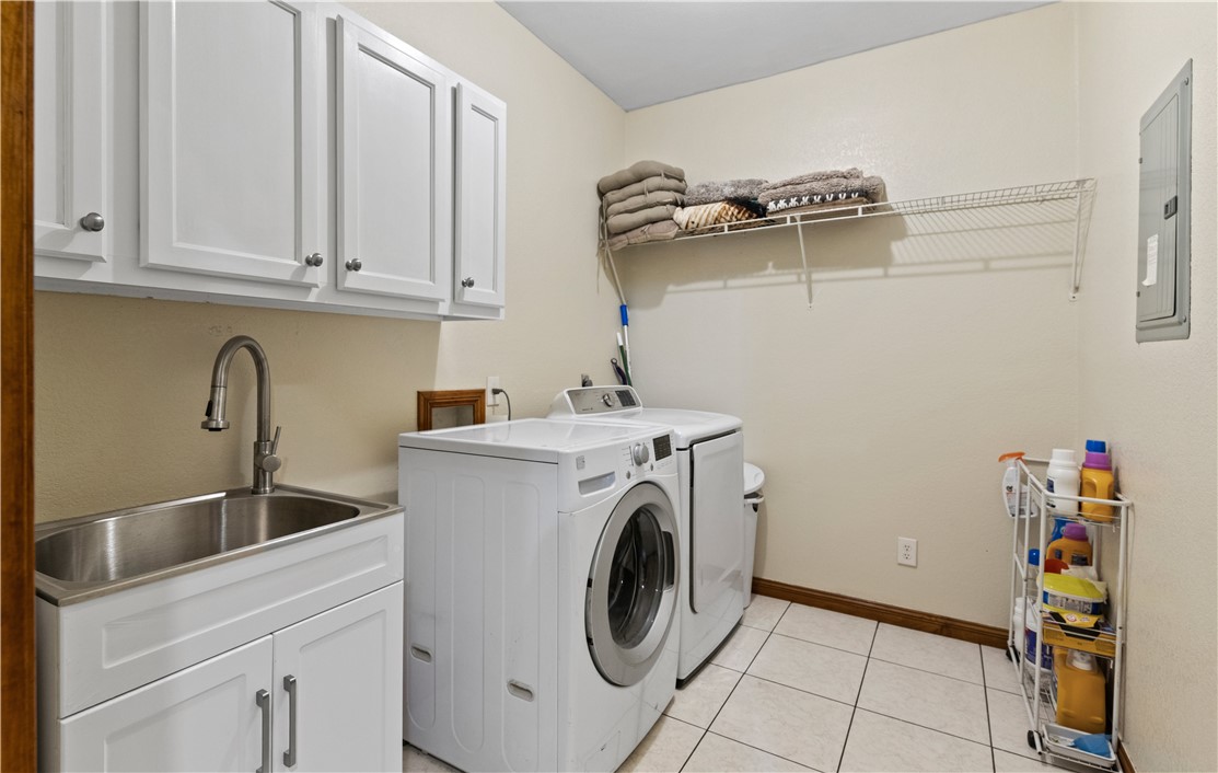 5763 Santa Isabelle Drive Robstown, TX 78380 - Photo 18 of 26 a utility room with dryer and washer