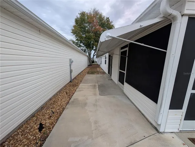 a view of back yard of the house