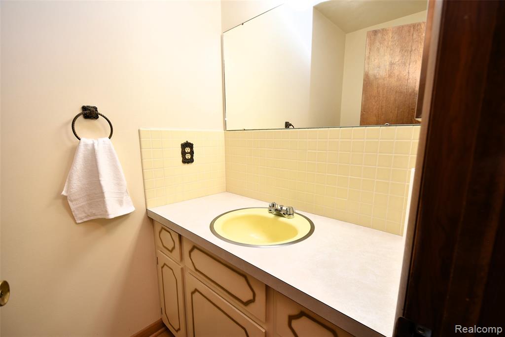 2356 Rochester Road Leonard, MI 48367 - Photo 19 of 40