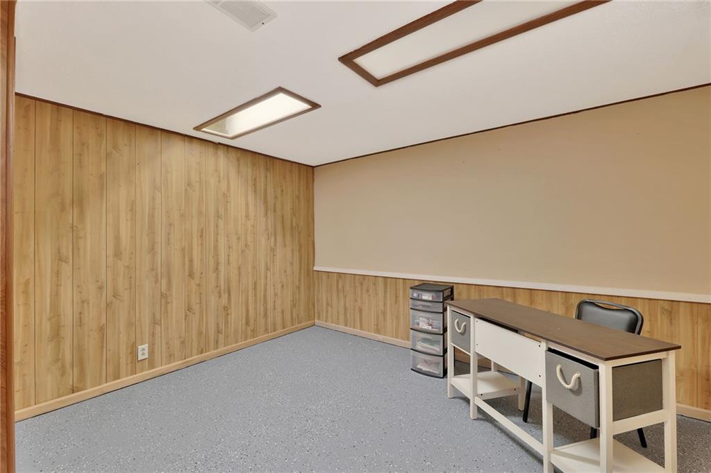 141 North Tracy Street Wichita, KS 67212 - Photo 26 of 44