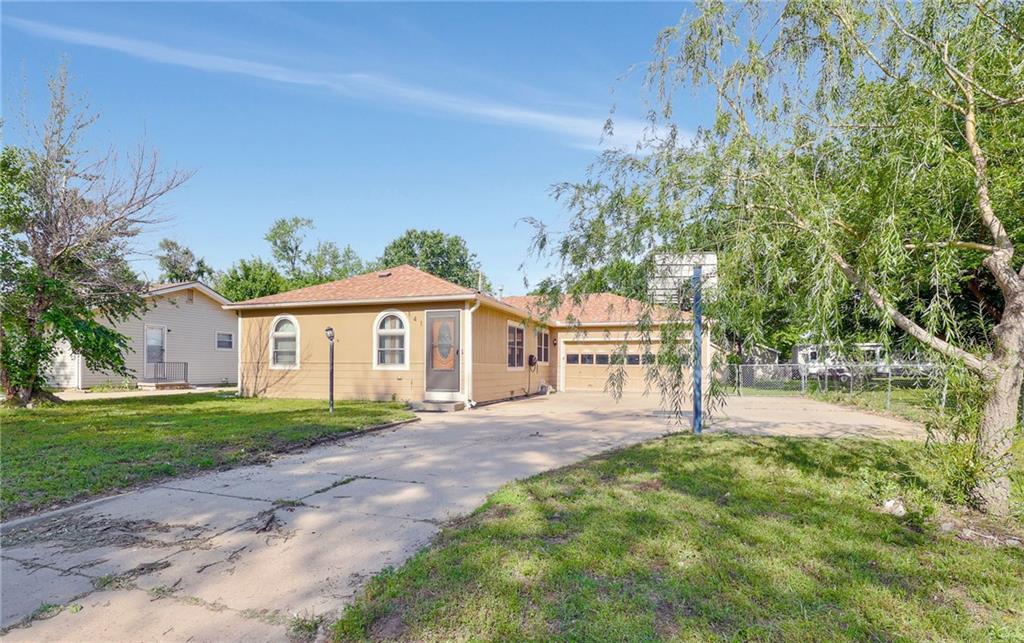 141 North Tracy Street Wichita, KS 67212 - Photo 3 of 44