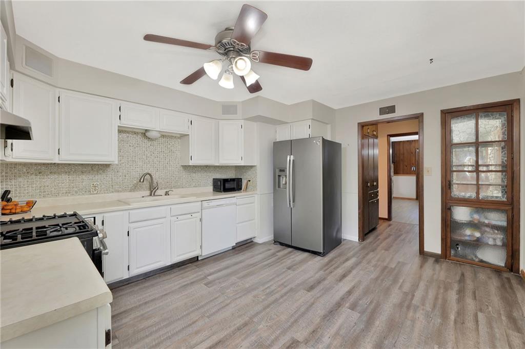 141 North Tracy Street Wichita, KS 67212 - Photo 9 of 44