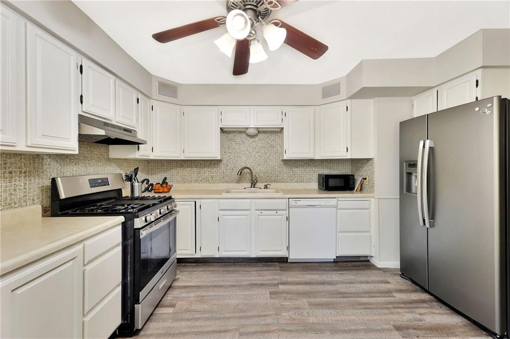 141 North Tracy Street Wichita, KS 67212 - Photo 10 of 44