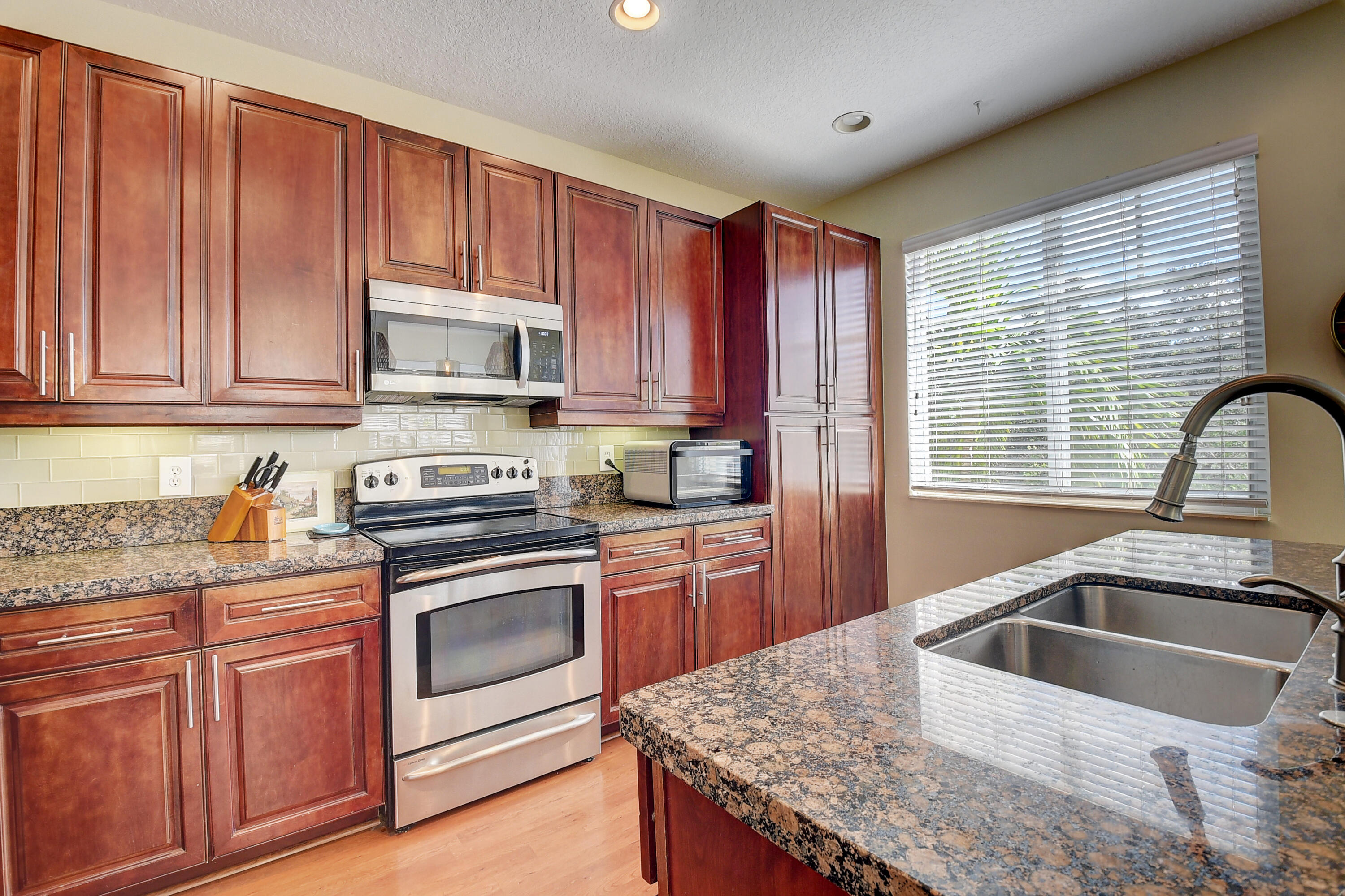 587 Northwest 35th Place Boca Raton, FL 33431 - Photo 2 of 20 Kitchen