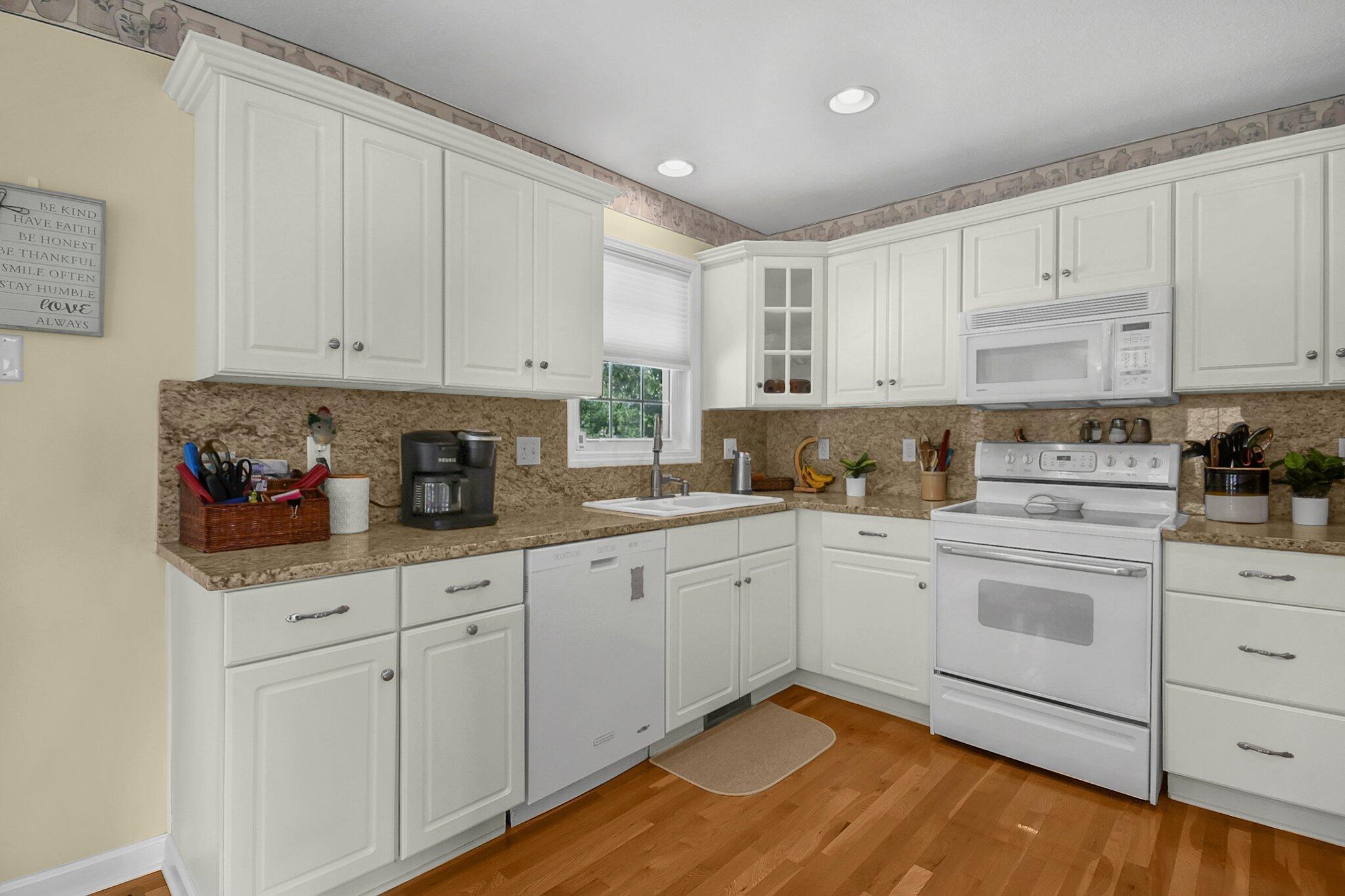 1717 Cedar Hill Road Lancaster, OH 43130 - Photo 9 of 36 Expansive upgraded kitchen with backsplash and solid wood flooring, newer appliances