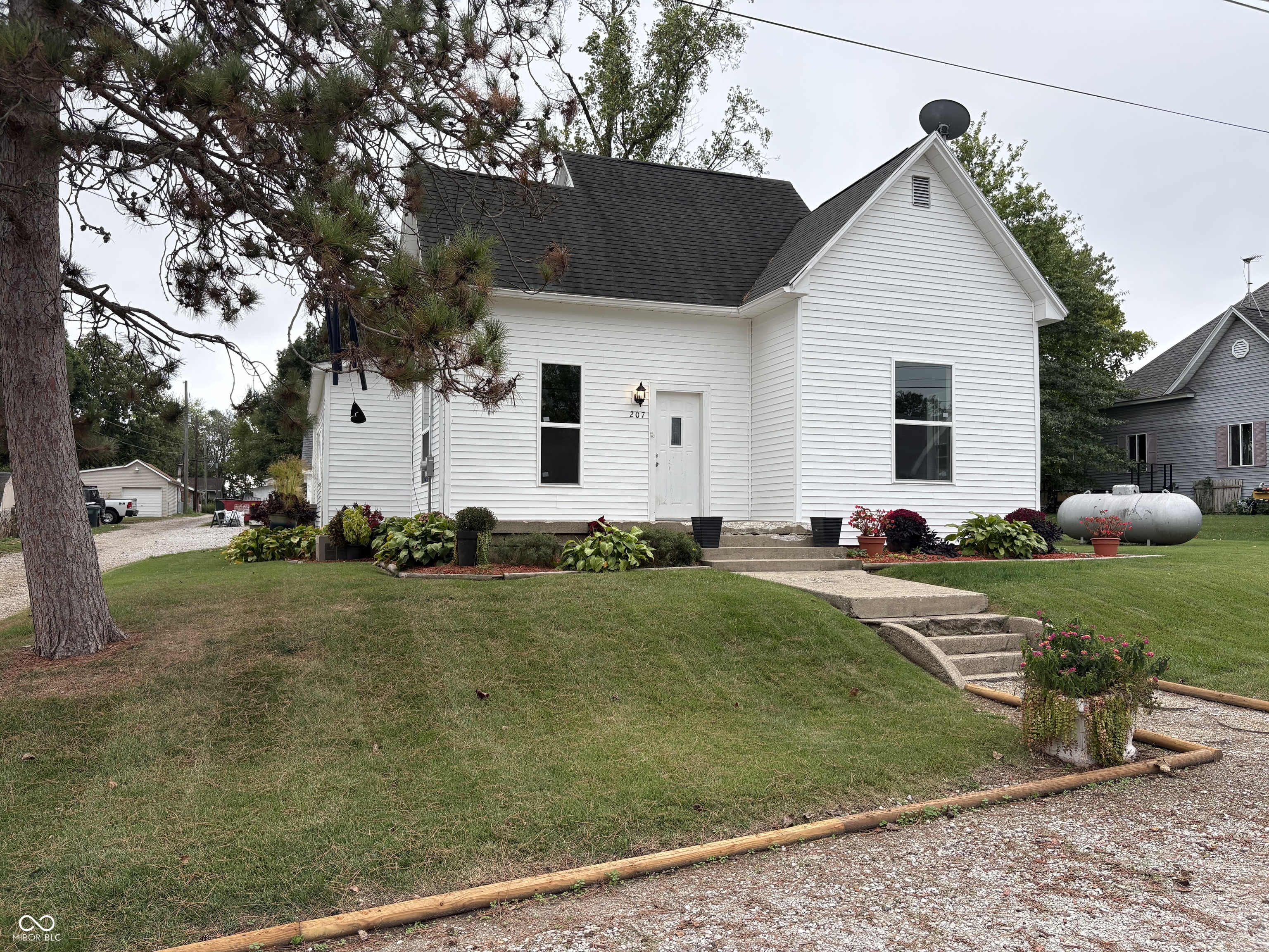 207 West Maple Street Cayuga, IN 47928 - Photo 2 of 20