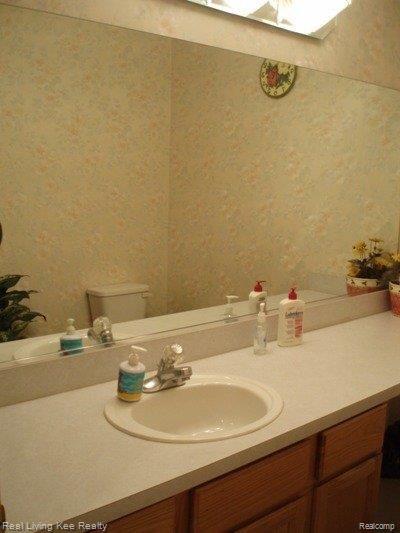 803 Stanford Circle Rochester, MI 48309 - Photo 10 of 13 Half Bath