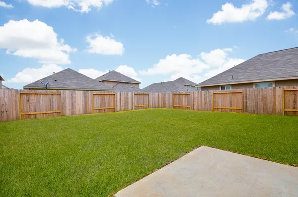 a view of a yard with a house