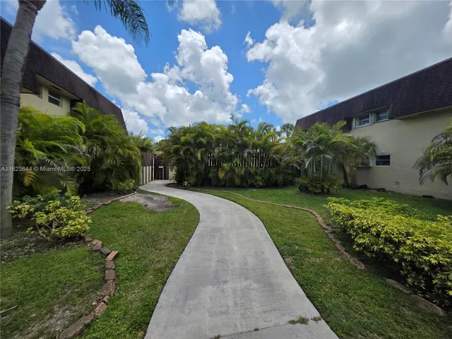 $1,800 | 13716 Southwest 90th Avenue, Unit 29, Miami, FL 33176