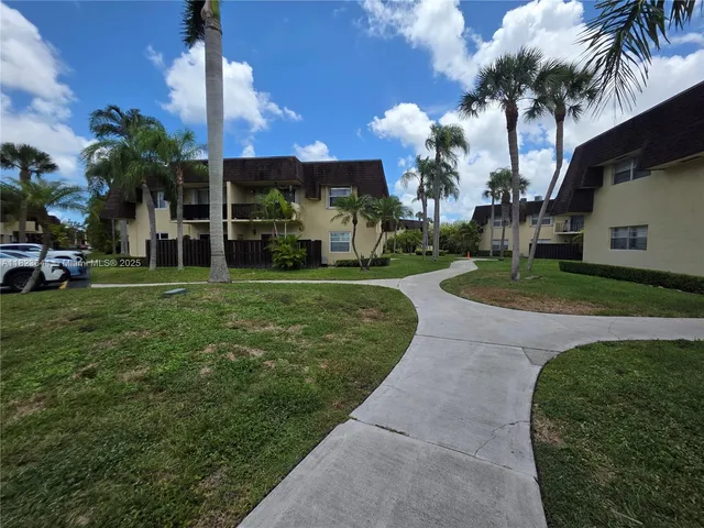 $1,800 | 13716 Southwest 90th Avenue, Unit 29, Miami, FL 33176