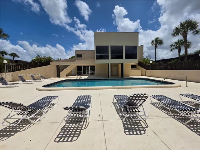 $1,800 | 13716 Southwest 90th Avenue, Unit 29, Miami, FL 33176