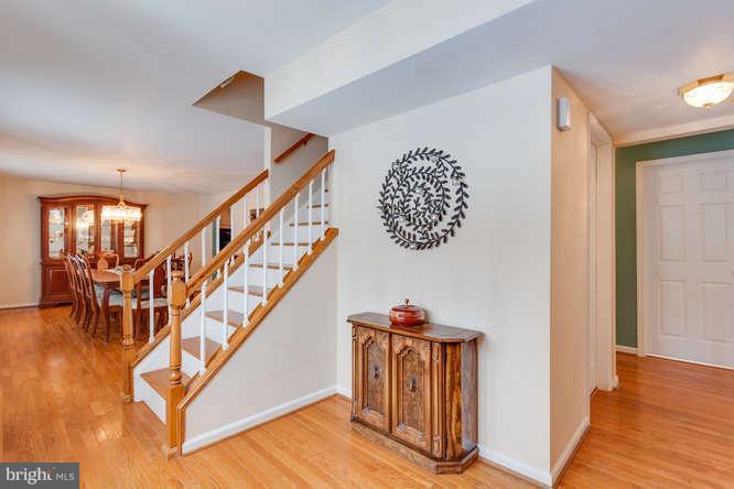 6911 Raspberry Plain Place Springfield, VA 22153 - Photo 3 of 30 Foyer