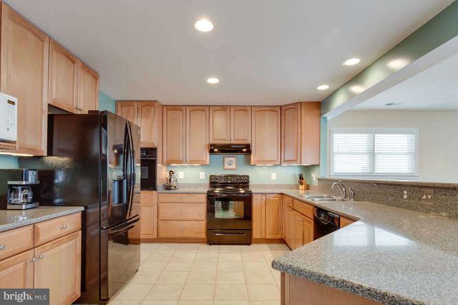 6911 Raspberry Plain Place Springfield, VA 22153 - Photo 5 of 30 Kitchen