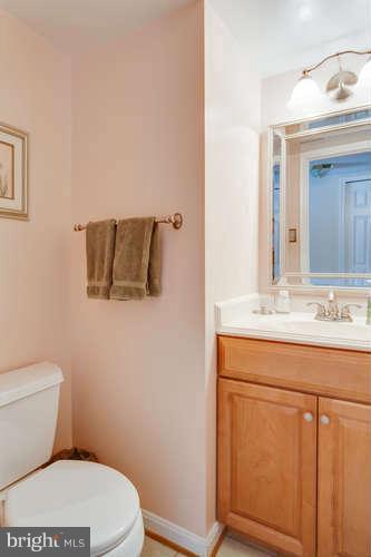 6911 Raspberry Plain Place Springfield, VA 22153 - Photo 8 of 30 Bath