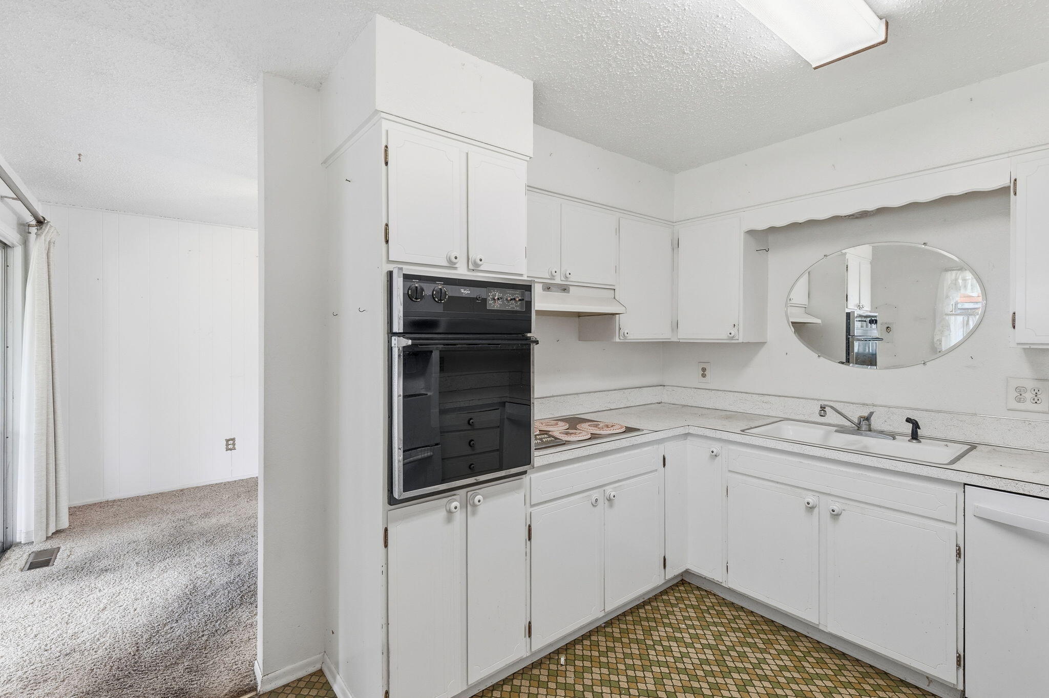 207 Holiday Lane Central Point, OR 97502 - Photo 17 of 38 Kitchen