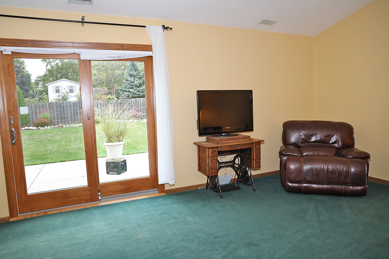 400 Barton Place Carol Stream, IL 60188 - Photo 22 of 45 a living room with furniture and a floor to ceiling window