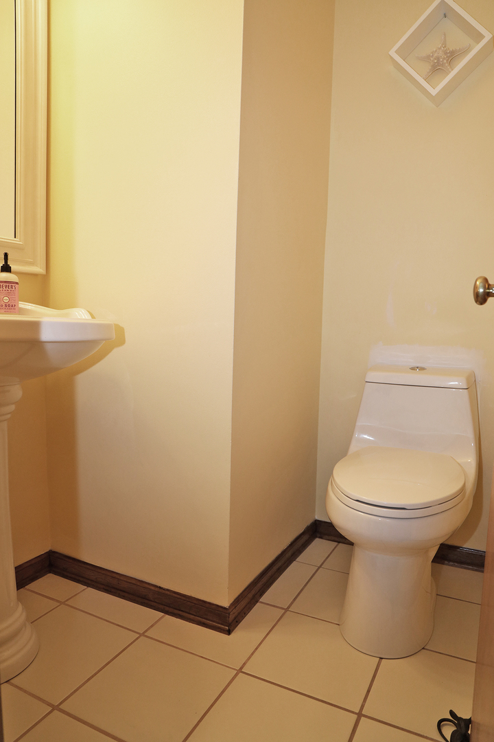 400 Barton Place Carol Stream, IL 60188 - Photo 25 of 45 a bathroom with a toilet and a sink
