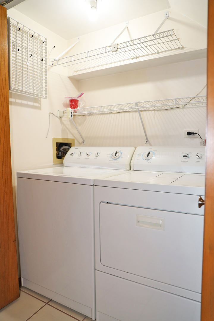 400 Barton Place Carol Stream, IL 60188 - Photo 26 of 45 a utility room with dryer and washer