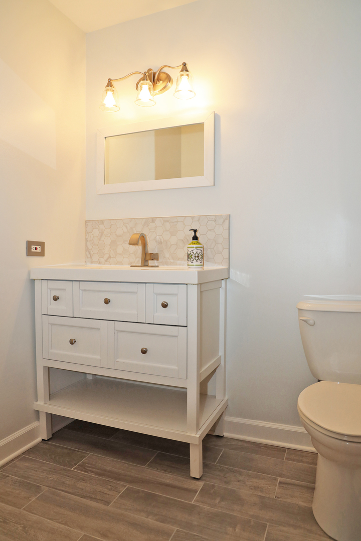 400 Barton Place Carol Stream, IL 60188 - Photo 27 of 45 a bathroom with a sink a toilet and mirror