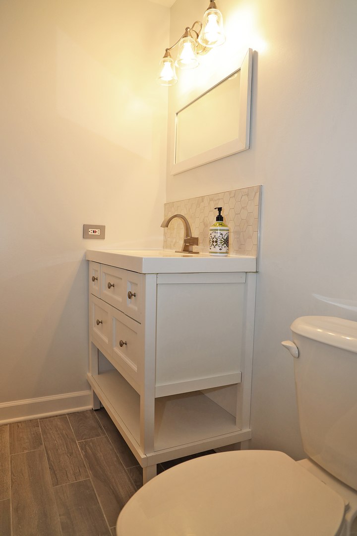 400 Barton Place Carol Stream, IL 60188 - Photo 29 of 45 a bathroom with a sink and a mirror