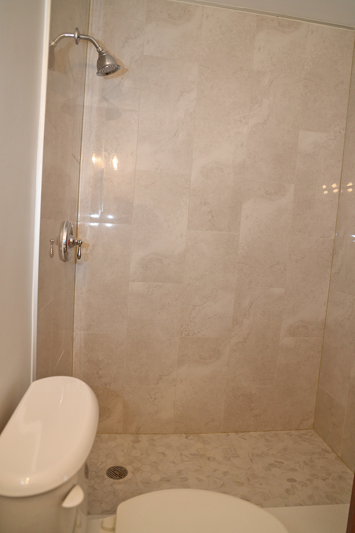 400 Barton Place Carol Stream, IL 60188 - Photo 30 of 45 a bathroom with a toilet and shower