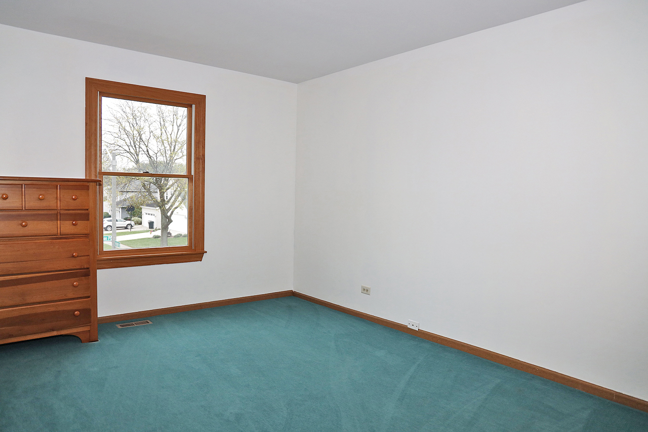 400 Barton Place Carol Stream, IL 60188 - Photo 31 of 45 a view of an empty room with a window
