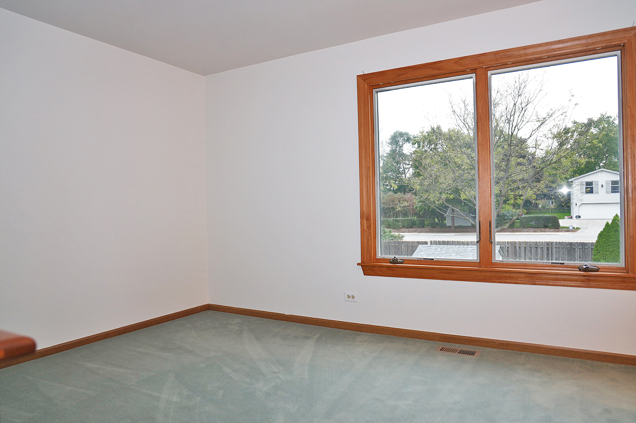 400 Barton Place Carol Stream, IL 60188 - Photo 33 of 45 an empty room with a window