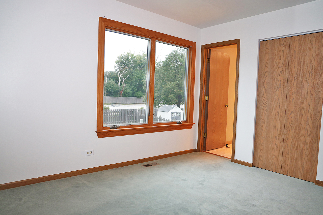 400 Barton Place Carol Stream, IL 60188 - Photo 34 of 45 an empty room with windows