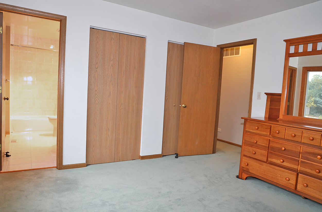 400 Barton Place Carol Stream, IL 60188 - Photo 36 of 45 an empty room with windows and closet