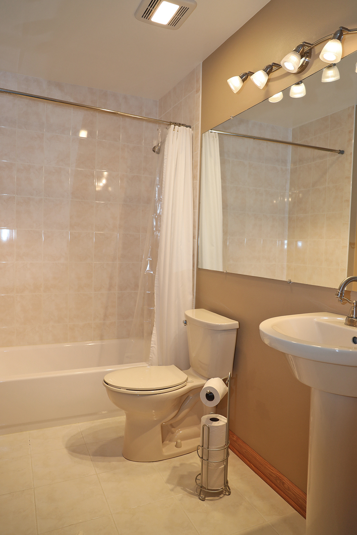 400 Barton Place Carol Stream, IL 60188 - Photo 38 of 45 a bathroom with a sink toilet and shower