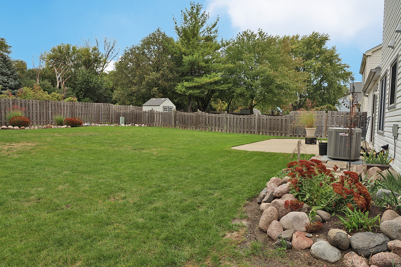400 Barton Place Carol Stream, IL 60188 - Photo 40 of 45 a view of a garden with a large tree