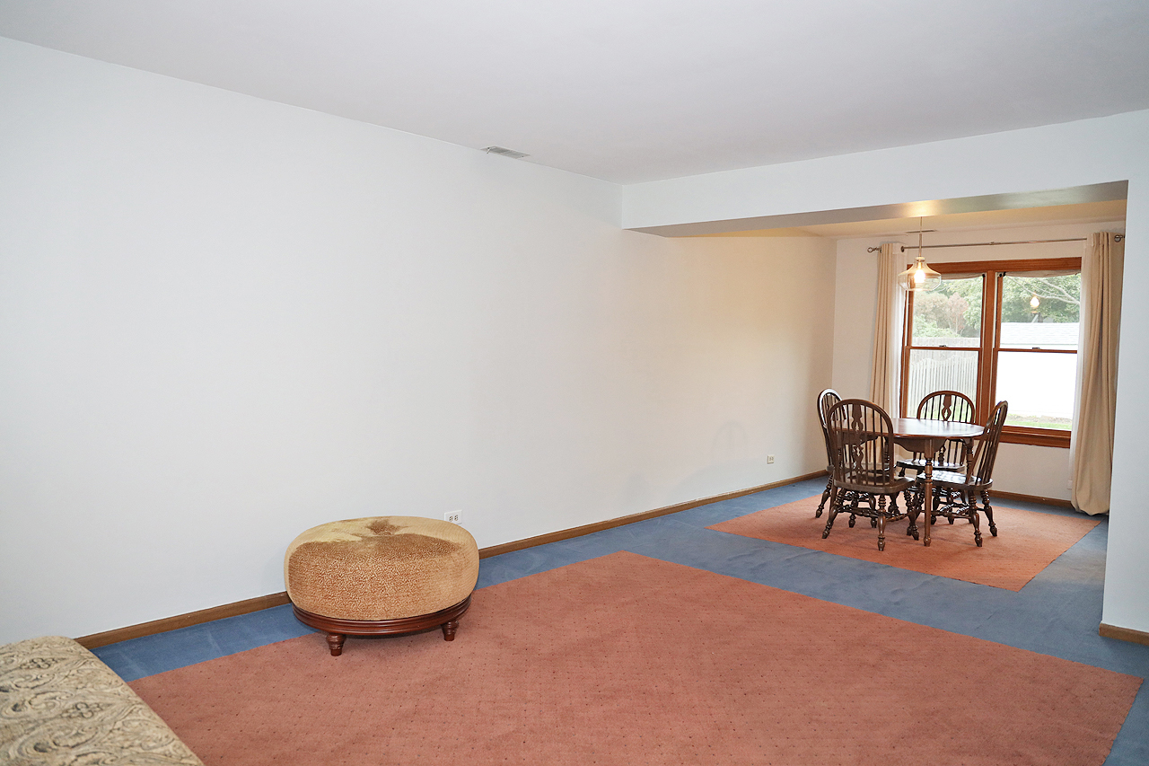 400 Barton Place Carol Stream, IL 60188 - Photo 5 of 45 a view of a livingroom with furniture and table