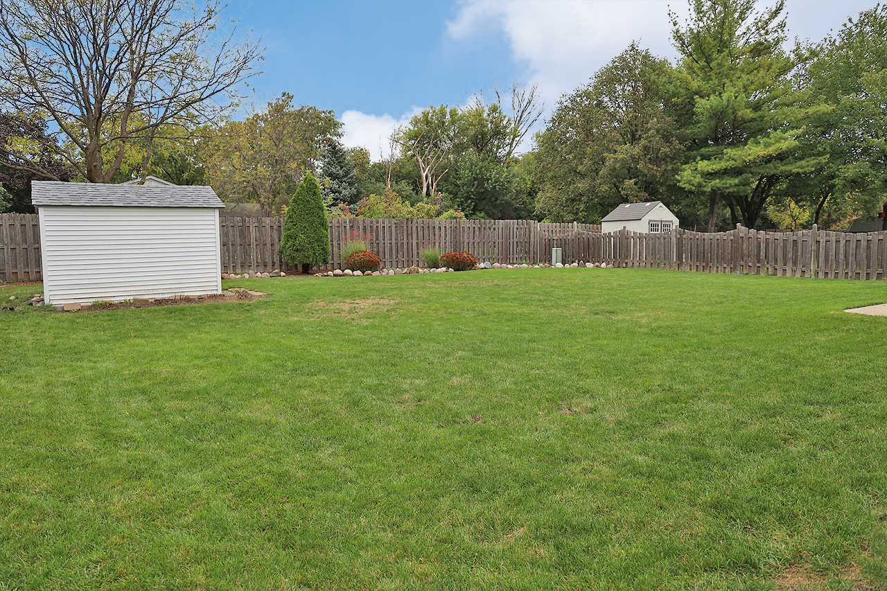 400 Barton Place Carol Stream, IL 60188 - Photo 41 of 45 a view of a back yard