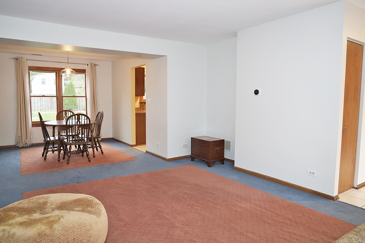 400 Barton Place Carol Stream, IL 60188 - Photo 6 of 45 a view of a livingroom with furniture and wooden floor
