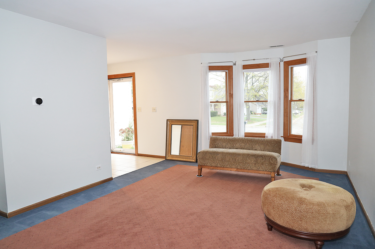 400 Barton Place Carol Stream, IL 60188 - Photo 7 of 45 an entryway and livingroom with furniture