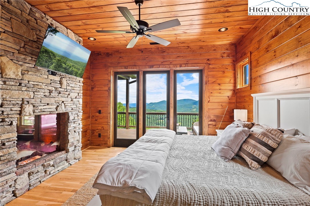 543 Broken Arrow Trail Boone, NC 28607 - Photo 14 of 46 a large bedroom with a bed and a flat tv screen