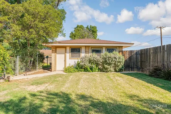 a view of a house with backyard and garden
