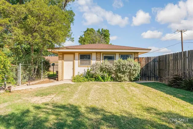a view of a house with backyard and garden