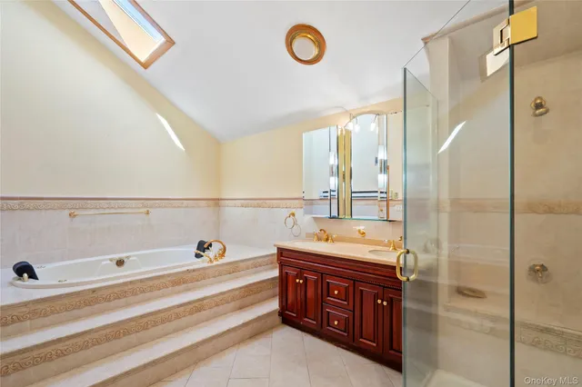 $1,998,000 | 11 Harbor Court East, Roslyn, NY 11576