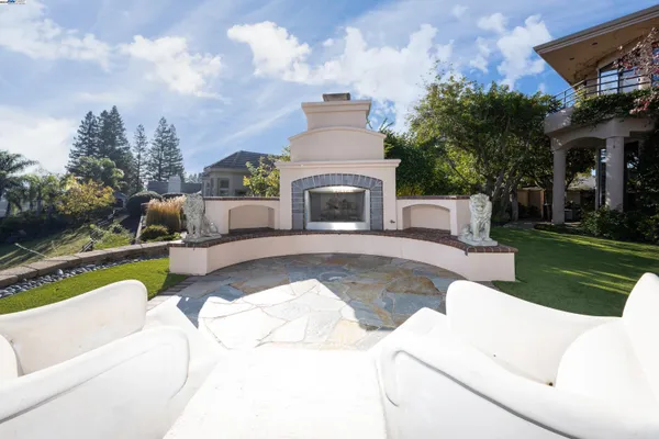 a view of a dinning table and chairs in patio