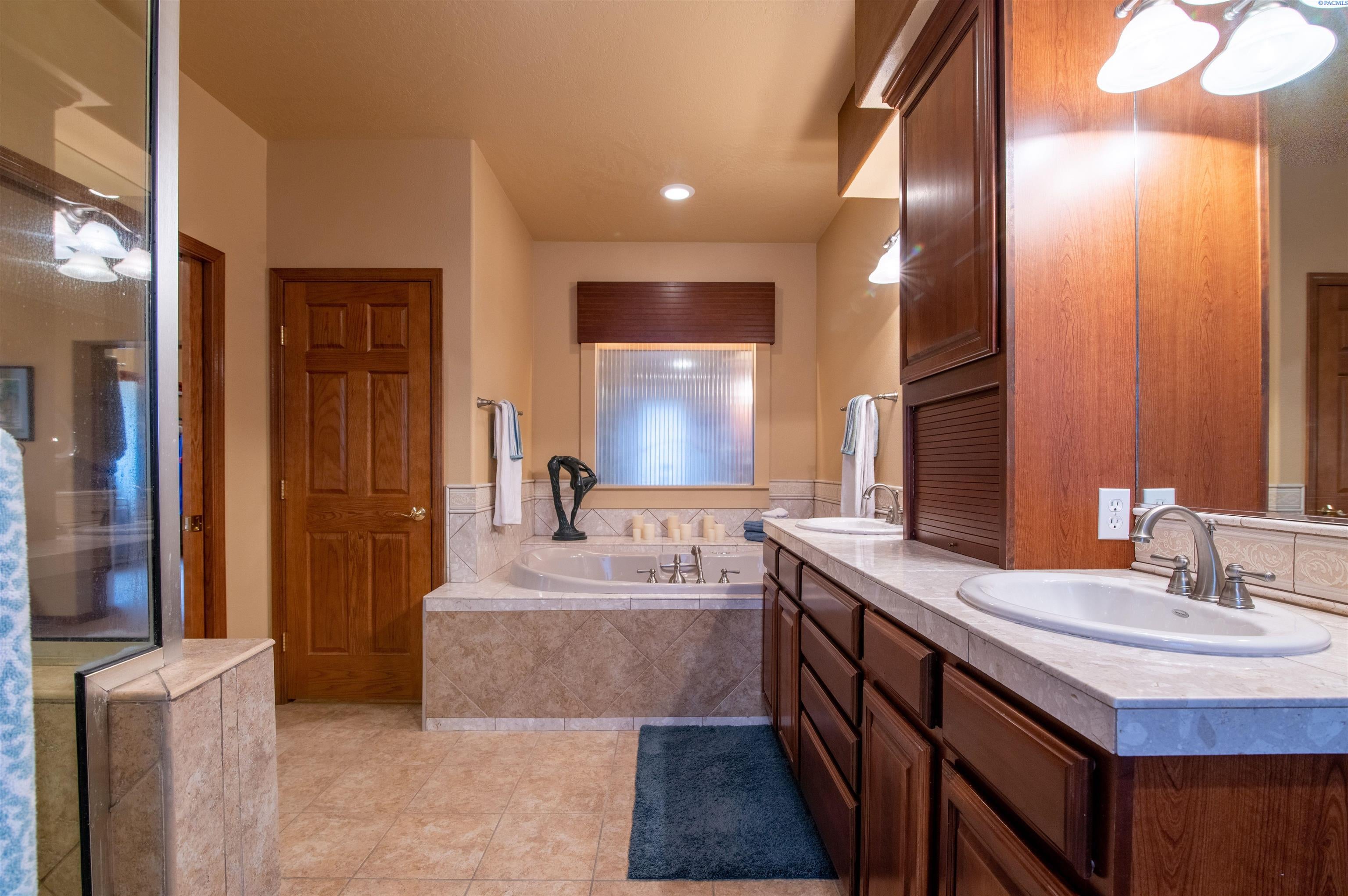 101301 East Ridgeview Drive Kennewick, WA 99338 - Photo 10 of 29 Gallery Image 10