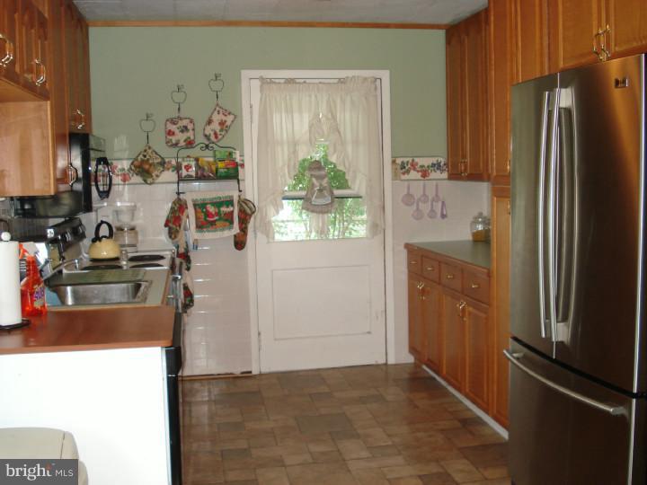 822 Dunbury Road Fairless Hills, PA 19030 - Photo 2 of 7 Kitchen