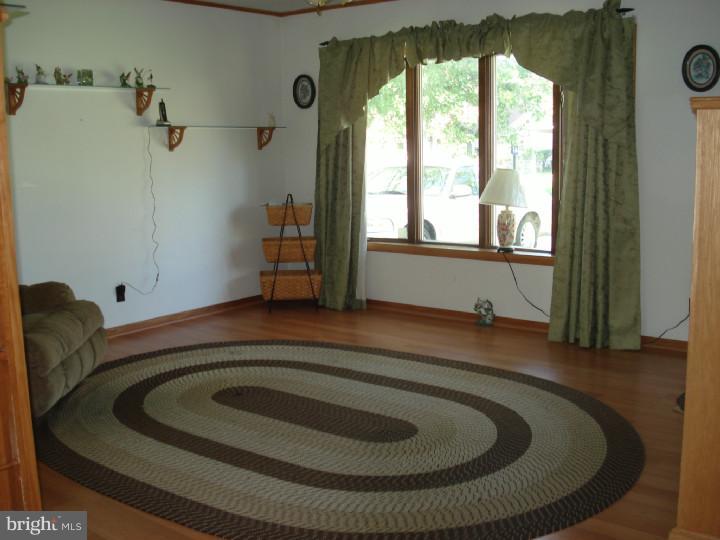 822 Dunbury Road Fairless Hills, PA 19030 - Photo 3 of 7 Living Room