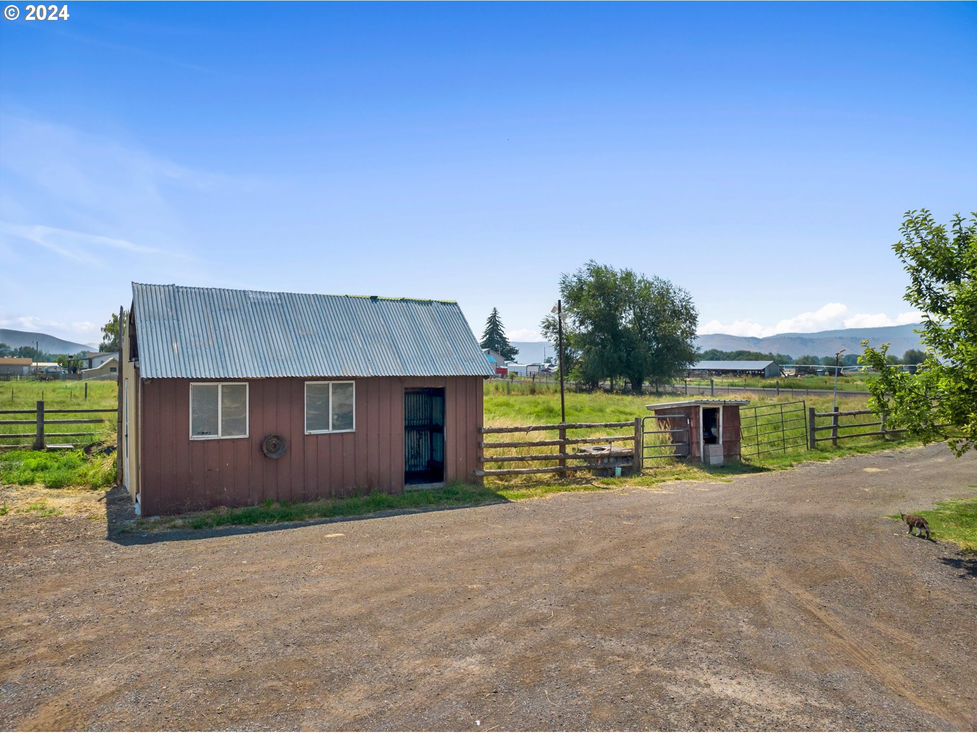42811 Hudson Road Baker City, OR 97814 - Photo 30 of 46 front view of a house with a yard