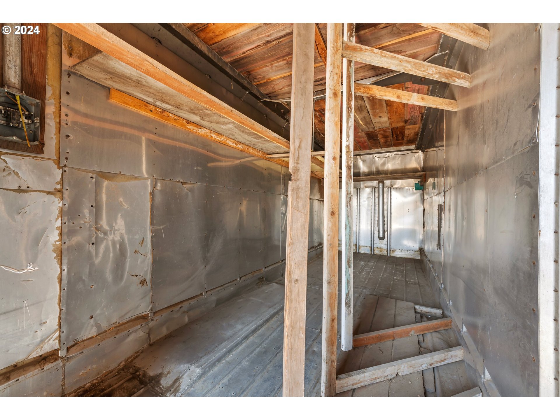 42811 Hudson Road Baker City, OR 97814 - Photo 41 of 46 a bathroom with a glass shower door