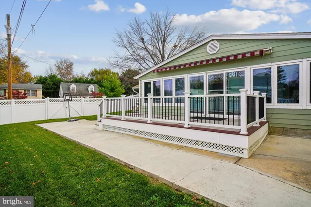 a view of entryway with a front door